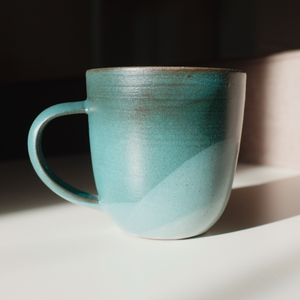Tasse en céramique faite à la main par Roxane Charest Céramique (format filtre)